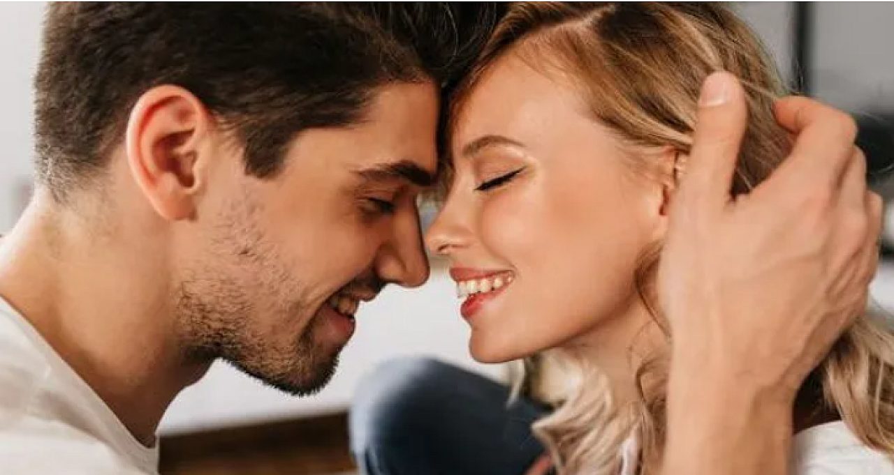 წყვილი რომანტიკულ გარემოში — მამაკაცის ინტერესის მოზიდვა და სიყვარული