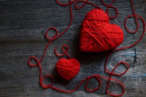 წითელი ძაფის გორგალი სახლის ინტერიერში — ეზოთერიკის სიმბოლო
