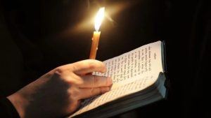 ღია სახარება სანთლების გარემოცვაში — ფსალმუნები ჯადოს საწინააღმდეგოდ
