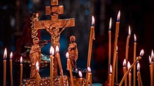 ანთებული სანთელი და ჯვარი — ლოცვა ავი თვალისგან დაცვისთვის
