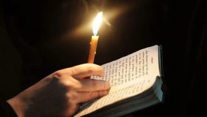 ანთებული სანთელი ფანჯარასთან ძველი ქართული ლეგენდის ილუსტრაცია
